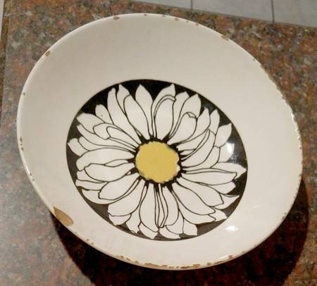 It's A Daisy 9" Round Vegetable Bowl