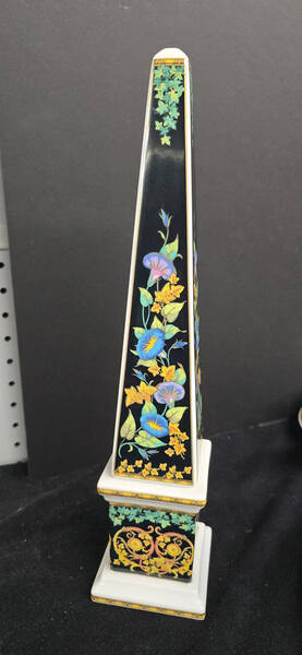 Gold Ivy Obelisk
