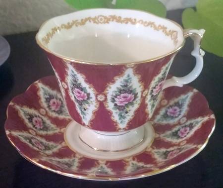 Royal Series Maroon Footed Cup & Saucer Set