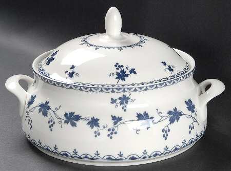 Yorktown Round Covered Vegetable
