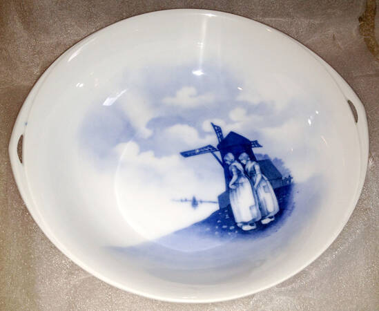 Old Dutch (No Trim) 10" Round Vegetable Bowl