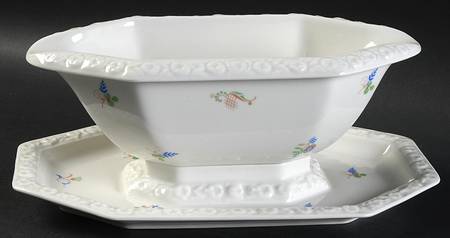 R772 Gravy Boat with Attached Underplate