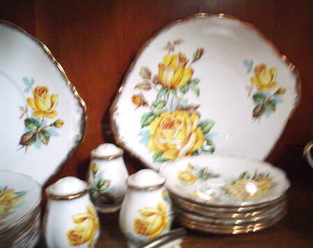 Roses of Piccardy Handled Cake Plate