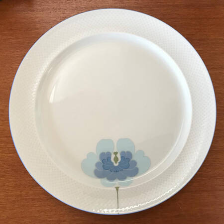 Blue Flower (Century Shape, Rim) Dinner Plate