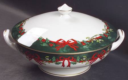 Holly Ribbons Green Round Covered Vegetable