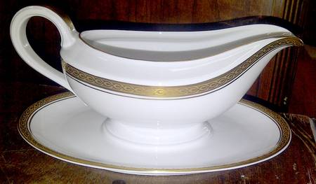 R870 Gravy Boat with Attached Underplate
