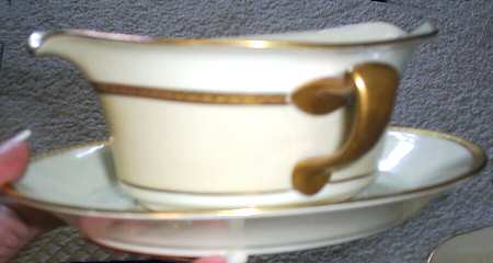 Ariston (Smooth) Gravy Boat with Attached Underplate