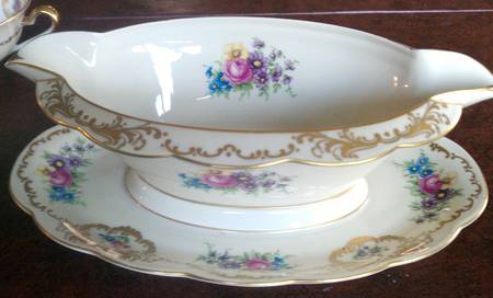 ROB218 Gravy Boat with Attached Underplate