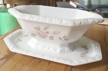 R891 Gravy Boat with Attached Underplate