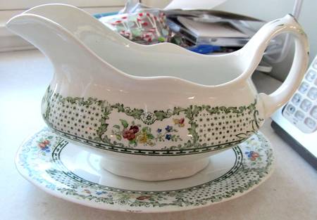 V1693 Gravy Boat & Underplate