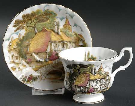 ROA73 Footed Cup & Saucer Set