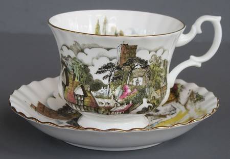ROA73 Footed Cup & Saucer Set