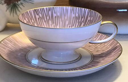 R952 Footed Cup & Saucer Set