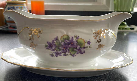 Violet Gravy Boat with Attached Underplate