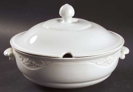 Magnolia Classic Round Covered Vegetable