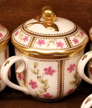 Roseraie 2 Pc Pot de Creme w/Lid & Base