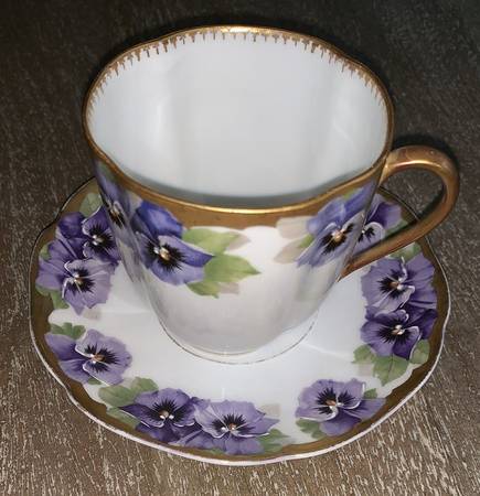 Chrysantheme (Purple Flowers) Flat Demitasse Cup & Saucer Set