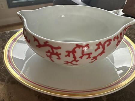Cristobal Gravy Boat with Attached Underplate
