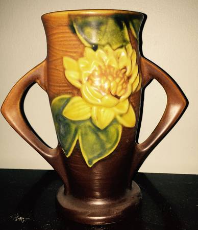 Water Lily Brown 6" Handled Vase