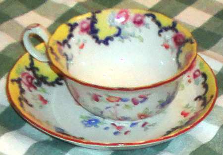 Z613 Flat Cup & Saucer Set