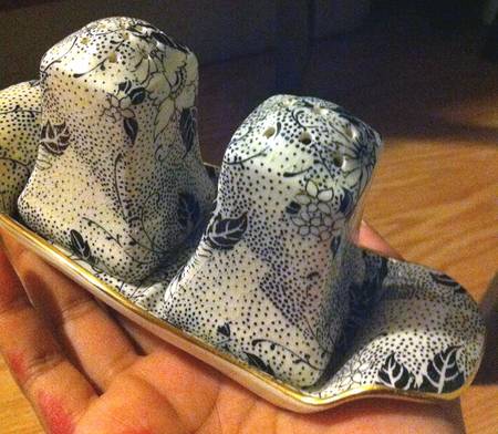 Black Daisies (3 Pc) Salt & Pepper Tray Set