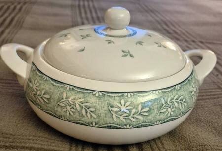 Linen Leaf Round Covered Vegetable