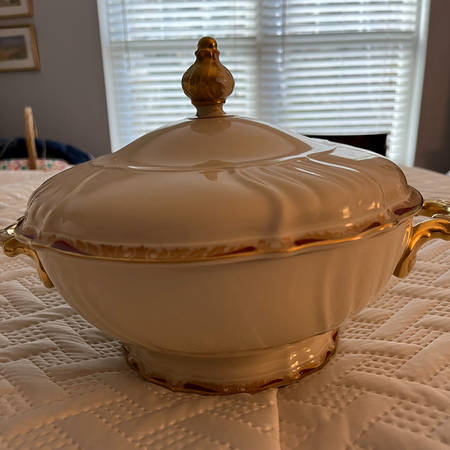 1925 Round Covered Vegetable