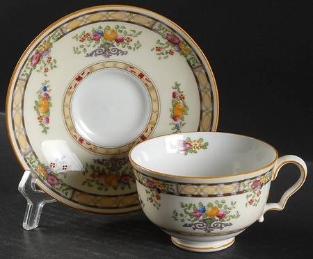 H2468 Footed Cup & Saucer Set