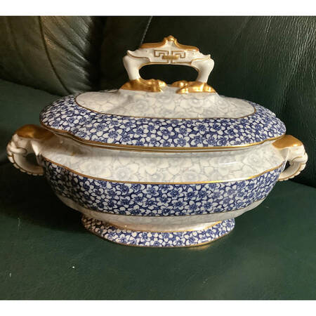 W415 (Scalloped) Sauce Boat & Lid