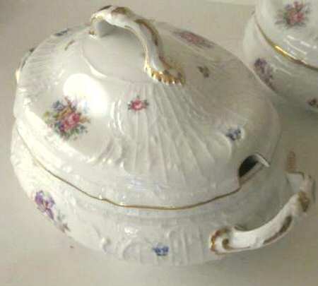 Minuet White (Sans Souci) Tureen &  Lid
