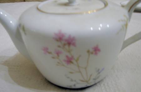 R1133 Teapot & Lid