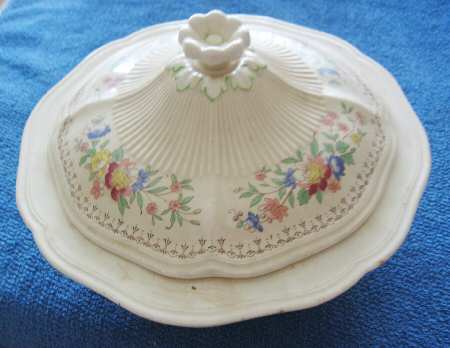 Pompadour Round Covered Vegetable