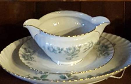 ROB320 Gravy Boat with Attached Underplate