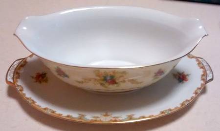 Reg18 Gravy Boat with Attached Underplate