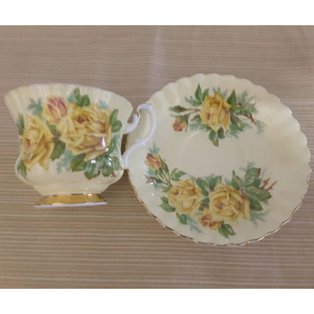 Roa131 Footed Cup & Saucer Set