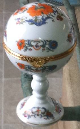 Vieux Chine (Empire, White) Stemmed Ball Box & Hinged Lid