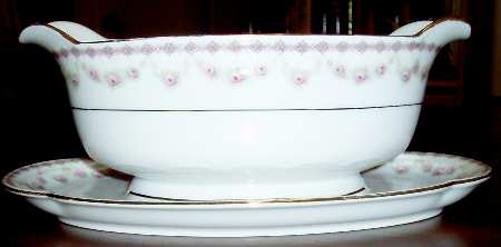 ROB328 Gravy Boat with Attached Underplate