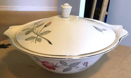 Trent Rose (Smooth) Round Covered Vegetable