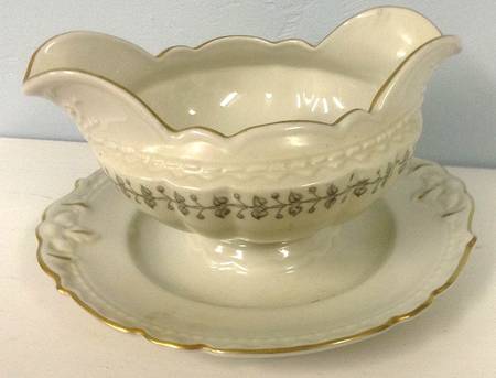 RMD1 Gravy Boat with Attached Underplate