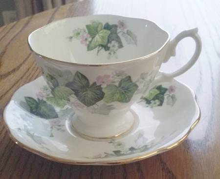 ROA169 Footed Cup & Saucer Set