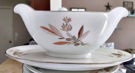 ROT229 Gravy Boat with Attached Underplate