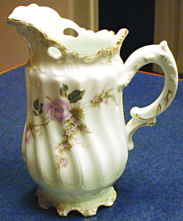 2247(Roses) Creamer