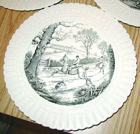 Hunt Black (Embossed Dot Border) Dinner Plate