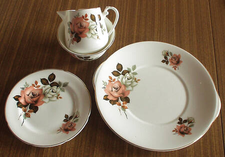 9194 Handled Cake Plate
