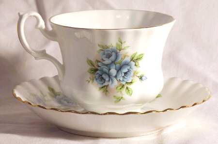 ROA188 Footed Cup & Saucer Set