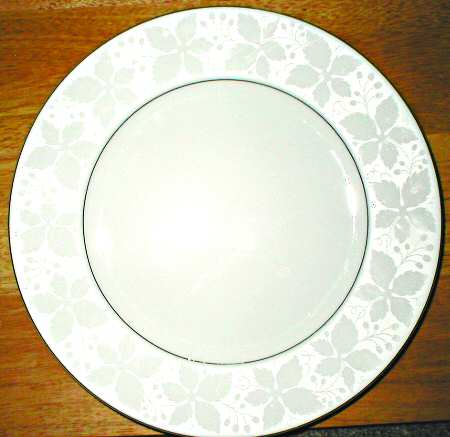 R1677 Dinner Plate