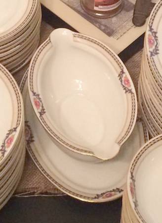 ROB378 Gravy Boat with Attached Underplate