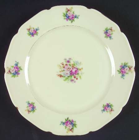 2497 (Scalloped) by Royal Ivory (Czech, Germany)