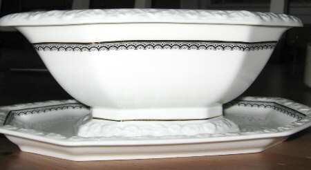 R1748 Gravy Boat with Attached Underplate