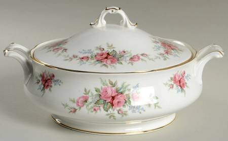 Rambling Rose (Scalloped) Round Covered Vegetable